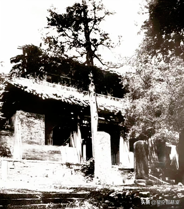 1985年少林寺，已经开始收门票，初显商业气息，美国游客拍下照片