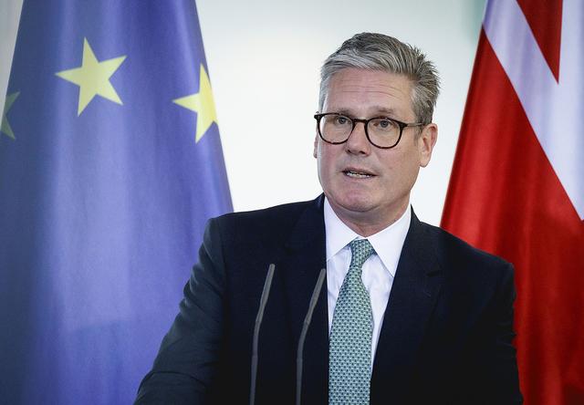 拒印工签、留富豪不慌，斯塔默的英国移民政策藏多少矛盾？