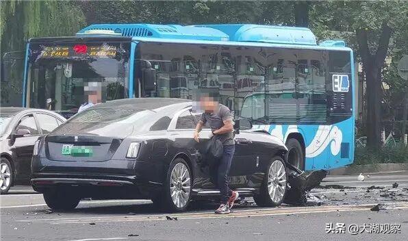 陈震再回应“开劳斯莱斯闪灵出车祸”：是我的问题，向对方道歉