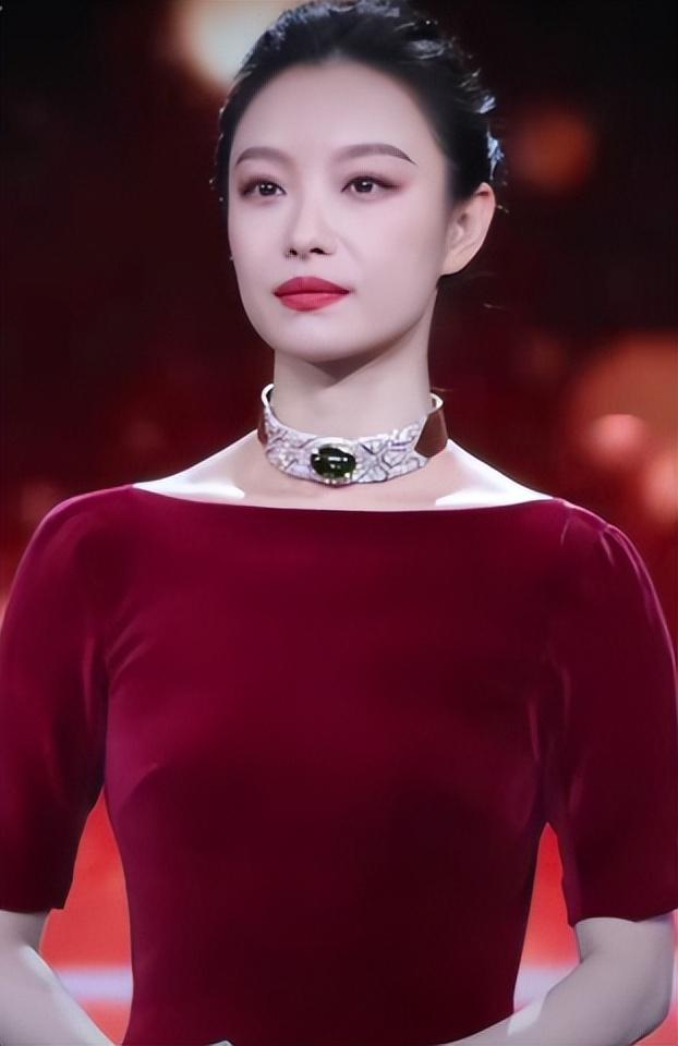 37岁倪妮晒照过圣诞，一细节暴露真实现状，难怪当初看不上冯绍峰