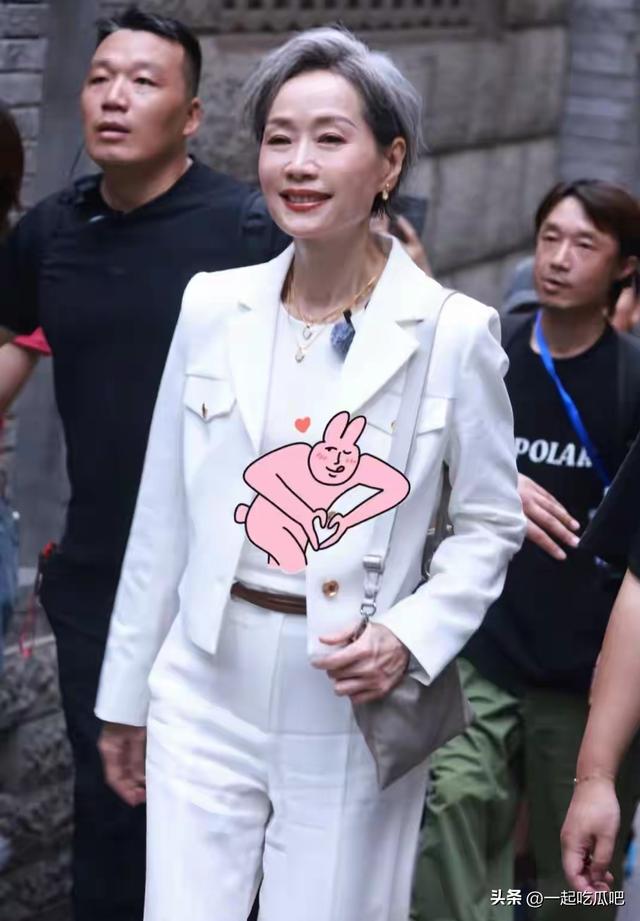 74岁刘晓庆与62岁叶童同框，被两人真实样子吓到，你不惊讶算我输