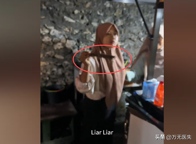中国人巴厘岛旅游被宰，女摊主拿刀威胁还打人，事后小伙被骂丢脸