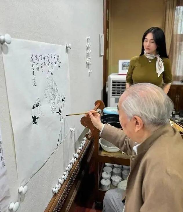 范曾失联后续：徐萌身材臃肿，穿哺乳衣陪伴在侧，疑已怀孕生子