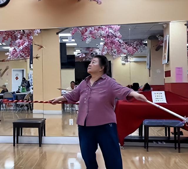 吃里爬外，永不回国？她带领30名演员选择留美，如今年过花甲归来