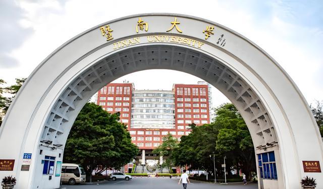 全红婵亮相暨大开学典礼，和去年比变化大，网友：一转眼长大了