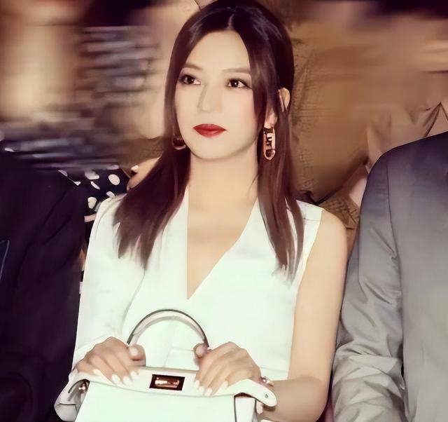 封杀四年，49岁赵薇突传消息	，因胃癌去世传闻5个月前就真相大白