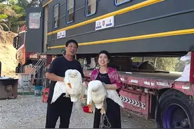 将“火车”改装成房车！他们带着“火车卧铺”自驾4000多公里到海南过年图片