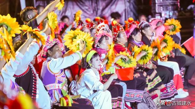 建水县举办“家国情·古城韵”——千年建水T台秀
