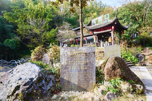 黄山翡翠谷秋韵，溪水映红叶，藏在山水间，一步一景皆是诗情画意