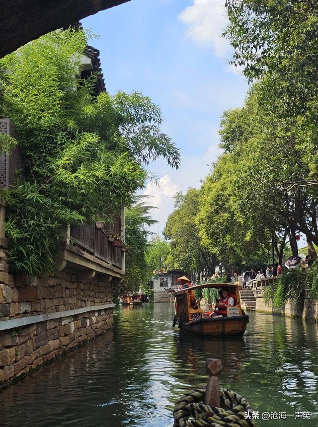 平江路的热闹，河里乌篷船歌声，街边卡拉OK歌声，石桥上吉他声