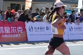 这也太拼了！李美珍比赛突逢生理期 鲜血糊腿大战衡水湖 圈粉无数！图片