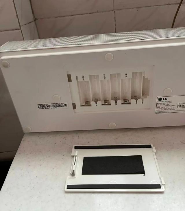 100多元的LG蓝牙音箱，内置6节5号电池槽，还带遥控器