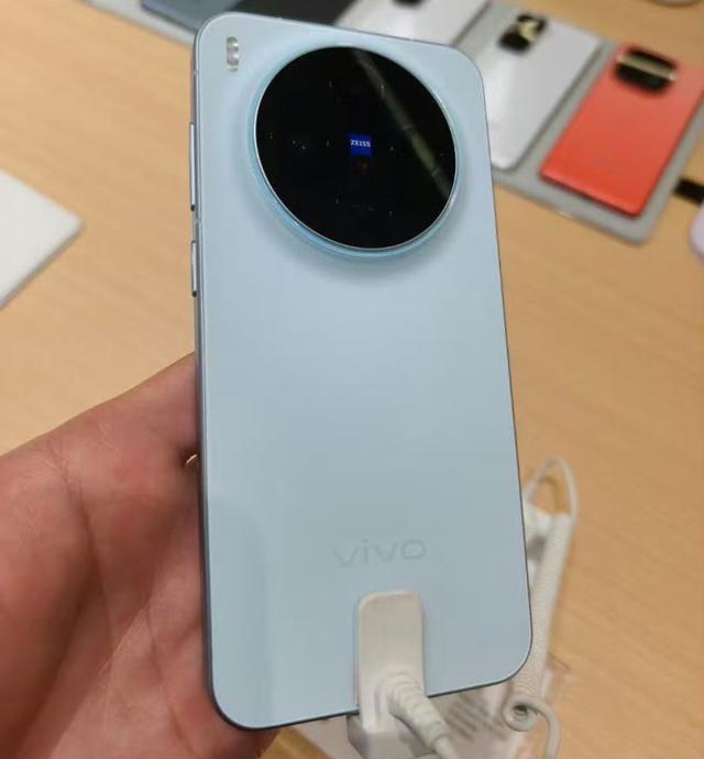 vivoX300真机已到店，首发天玑9500，影像是亮点，线下预定开启