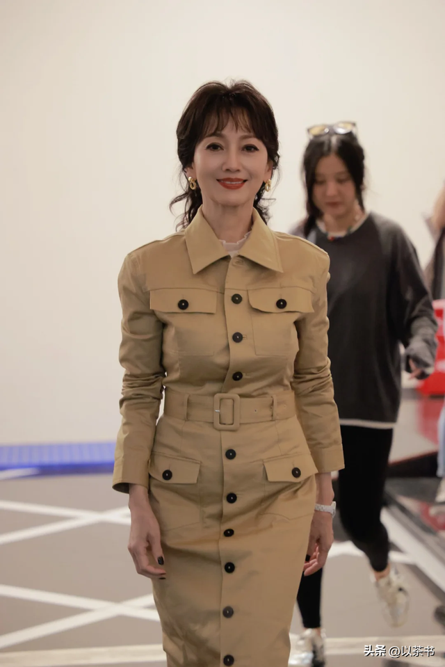 越来越不对劲！72岁赵雅芝和年轻人斗舞不在话下，与李连杰有一拼