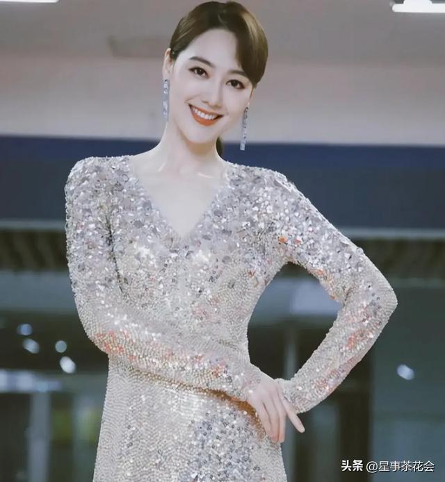 讨好大佬，陪睡上位	，被央视开除？她用一张照片回击所有谣言	。