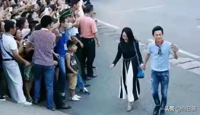 何炅和杨钰莹街头牵手 画面温馨 何炅年事已高 杨钰莹依然美丽动人