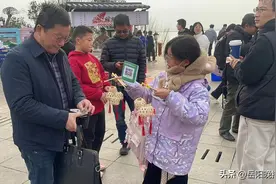 岳阳这个11岁女孩，在春节体验了“经商”的快乐图片