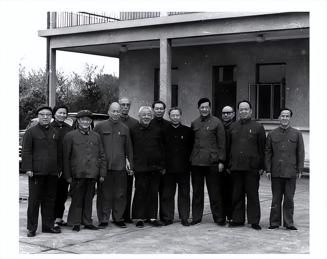 他曾担任3个直辖市市委书记，40岁官至副国级，43岁粉碎重大阴谋