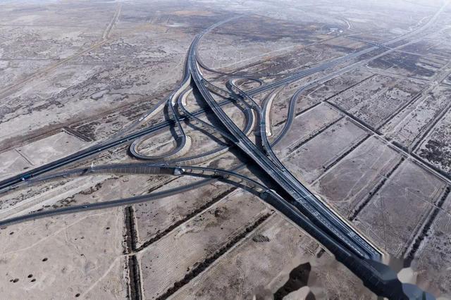 新疆南北疆自驾封神！乌尉高速通车3.5h穿天山，这份冬日攻略速码