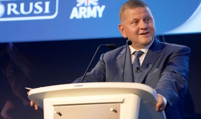 和平是陷阱？俄乌停火在即，扎卢日内揭开残酷真相，暗藏三大隐患