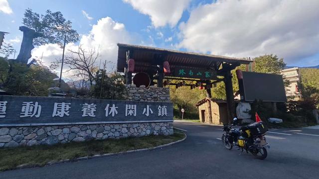 赏秋秦岭，摩旅商洛（13）打卡牛背梁、狂奔G211国道，住宿广货街