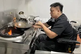 瘫痪男子坐轮椅炒菜养家，“别人能做的我都能做”！图片