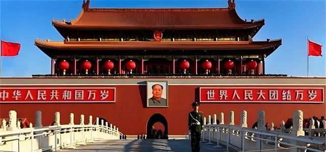 天安门城楼上，为何不悬挂毛主席的照片，反倒要挂毛主席的画像?