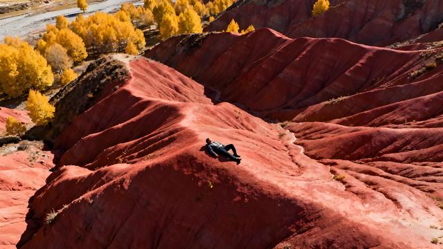 湟水鎏金映秋廓，昆仑披彩入诗行！西宁秋韵，高原上的斑斓史诗
