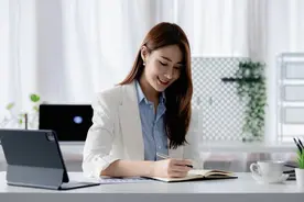 女上司与我加班的秘密！她老公国外出差频频，难道是有意避开她？图片