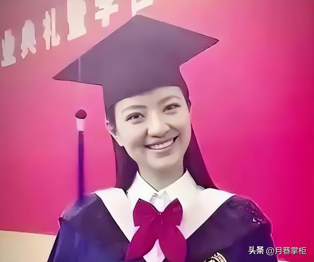 和撒贝宁同居四年，却转身投入富豪怀抱，没想到如今竟沦落至此