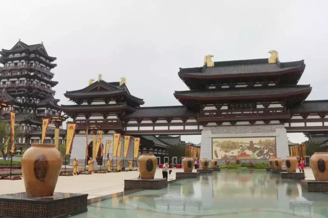 8年烧光50个亿！从人满为患到无人问津，全国古镇为啥批量倒闭？