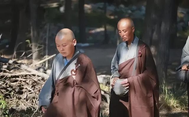 搔首弄姿，与游客寻欢作乐？五台山美貌“尼姑”为何能如此放肆？
