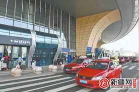 乌鲁木齐站多举措方便旅客进出站图片