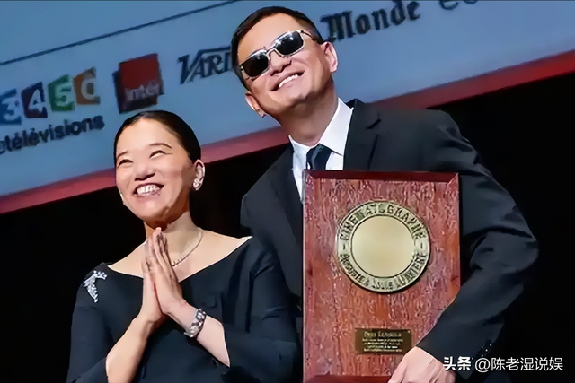 陪玩陪睡仅冰山一角！集体开嫖、舔手指、互撕，"圈中内幕"太荒唐