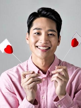 男人喜欢你，藏不住的7个“心动暗号”