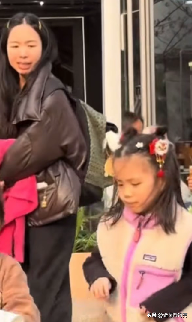 小女孩打翻水杯后续！妈妈冷漠拒道歉，近照曝光，网友：天生坏种