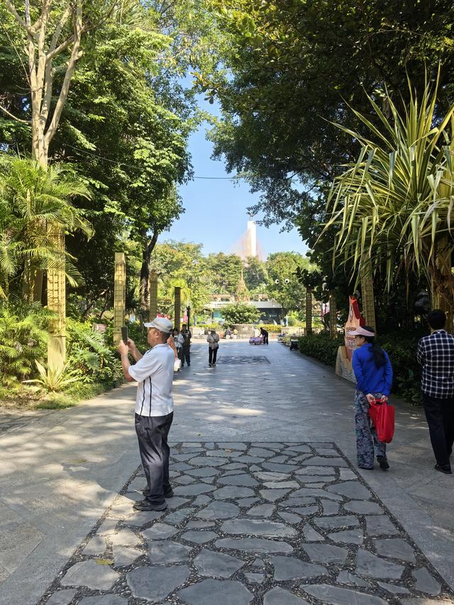 2025.11.30和辽宁沈阳朋友贾大哥游览西双版纳滨江公园