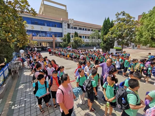 人民日报都看不下去了，亲自下场评论：下班接娃，咋就这么难？
