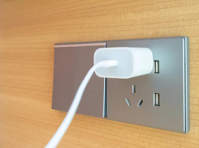 充电时，先插手机还是充电器？方法错误手机坏得快