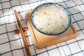 早上空腹喝水，比不吃早饭危害还大？医生：早上这些事千万别做！图片
