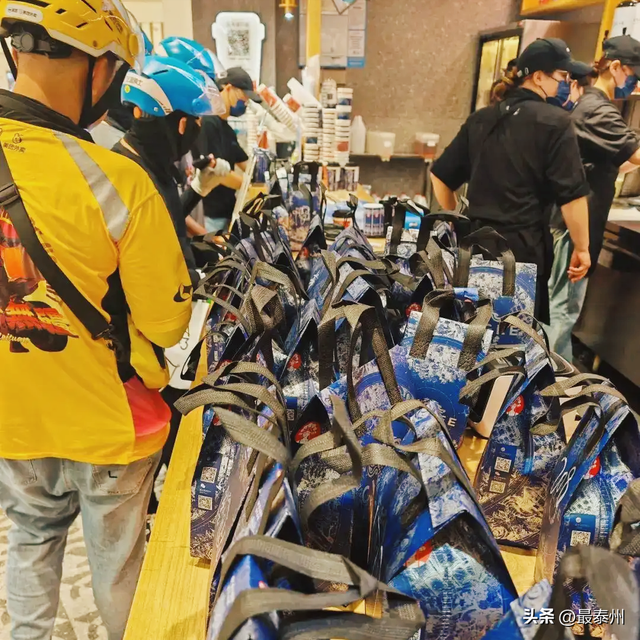立秋奶茶成 “堵单”！骑手汗湿衣衫，体验升级要跟上