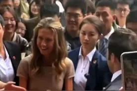 中南海女保镖走红！撞脸明星，贴身保护叙利亚夫人，被曝月入百万图片