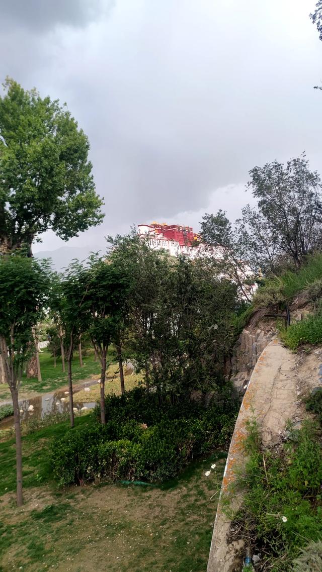 拉萨药王山北面团结公园，今年新竣工开放，雨中漫步眺望布达拉宫