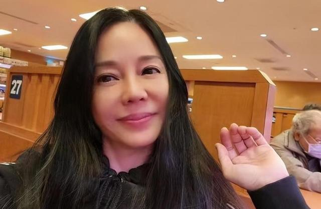 被畸形母爱毁掉的星二代：母乳12年，同床15年，荒唐的事还在后面