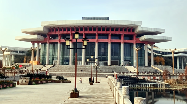 水乡藏韵 诗里寻踪 潜江行之“曹禺大剧院 在光影与文脉间漫步”