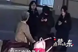75岁的老人深夜独坐火车站候车大厅外，三名女孩主动上前询问、伸出援手图片