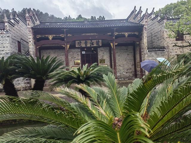 我们在井冈山参观了几个著名的革命遗迹