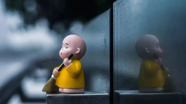 发现一个奇怪现象：越是独来独往、没有朋友、不合群的人，人品往往越没问题，慢慢你就知道了