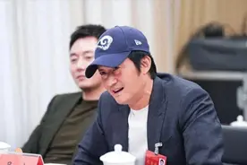 这一天，坐在陈宝国身边的刘德华，展现了他在内娱的江湖地位图片