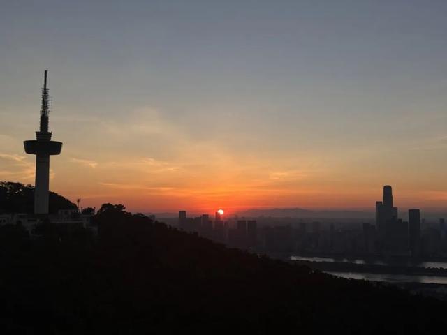 赴岳麓日出，解锁专属于湖大新生的第一份少年意气！